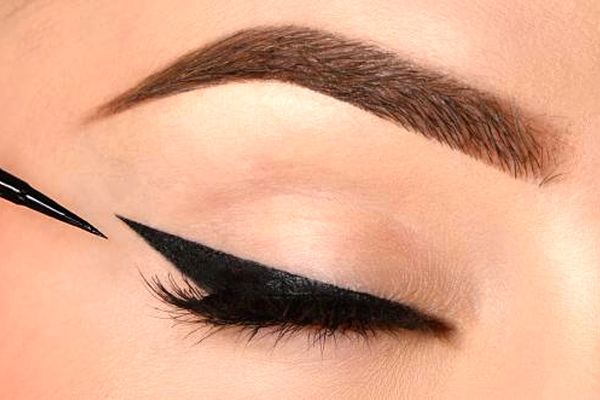 چگونه خط چشم بکشیم؟ | با این ترفند ها خط چشم قرینه بکشید