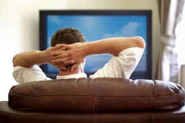 میدونستی انداختن پاها روی هم چقدر ضرر داره؟! | عوارض منفی انداختن پاها روی هم