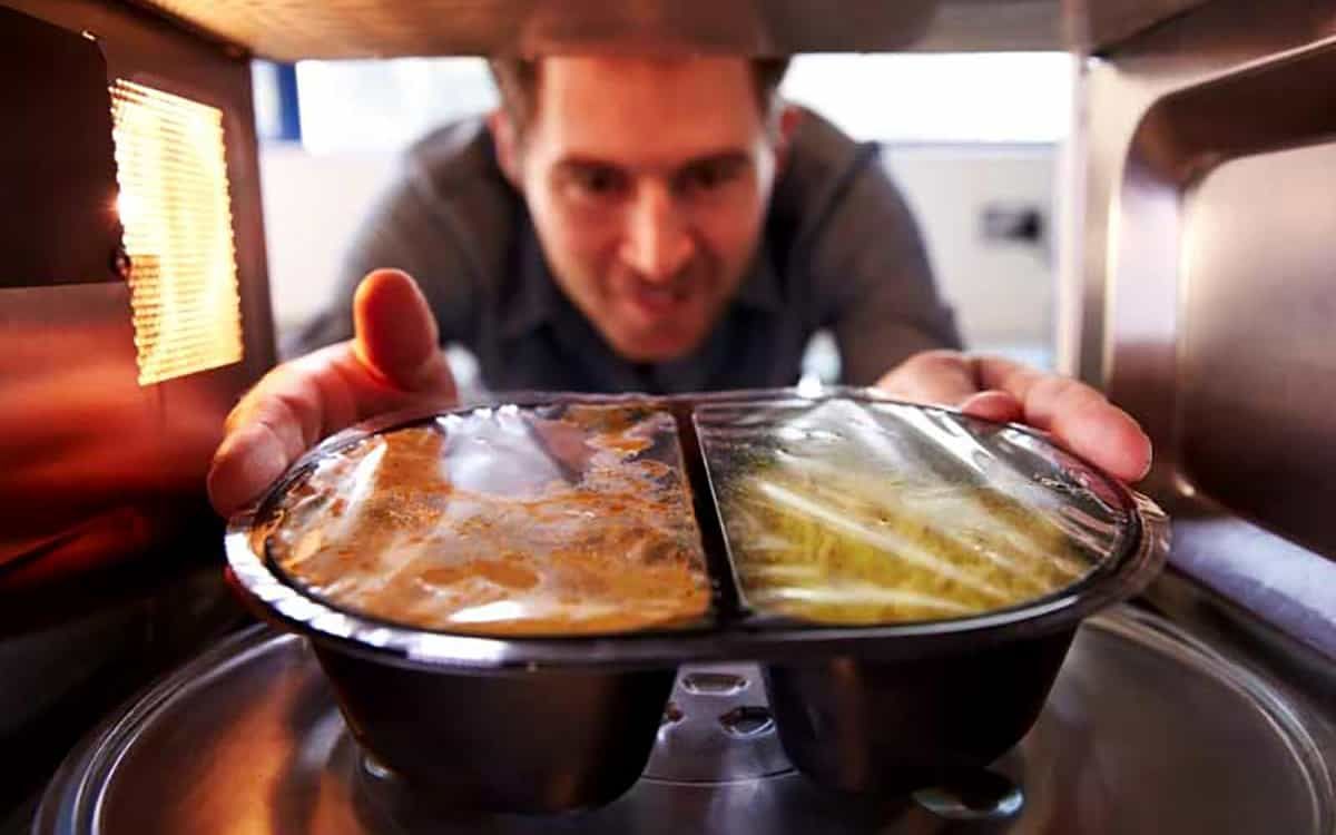 اگر این مواد غذایی رو دوبار گرم کنید مسمومیت زا میشوند | مضرات گرم کردن غذا