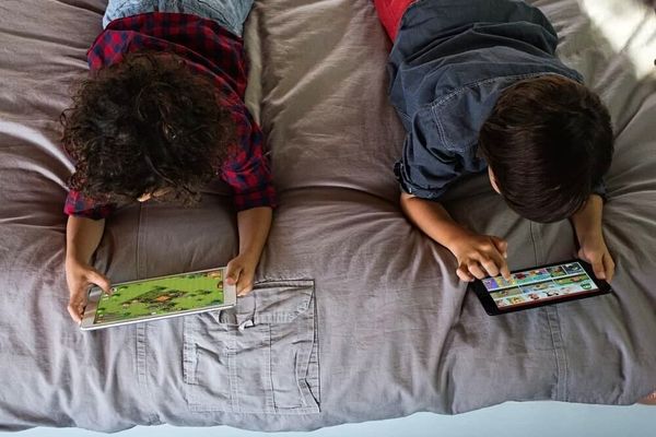 علائم اعتیاد کودکان به اینترنت | این علائم را جدی بگیرید!