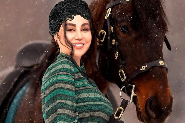 جلف بازی و آواز خوانی بهنوش بختیاری در یک مجلس | رقص و آواز خوانی بهنوش بختیاری همه را شوکه کرد +ویدیو 