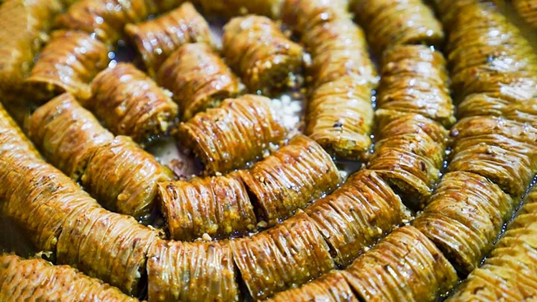 طرز تهیه باقلوا بادام بدون فر | این شیرینی گرون و خوشمزه را خودت بدون فر درست کن