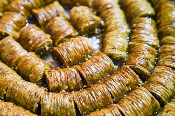 طرز تهیه باقلوا بادام بدون فر | این شیرینی گرون و خوشمزه را خودت بدون فر درست کن
