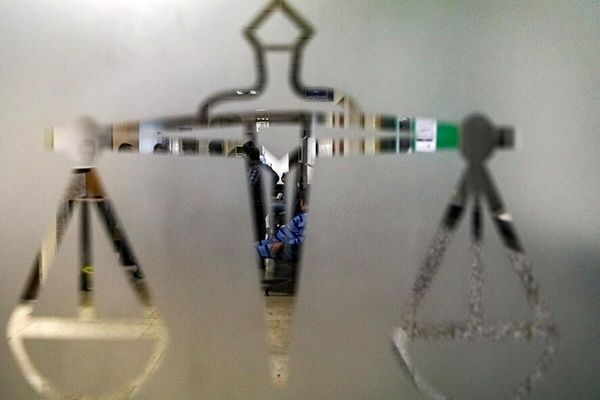 سومین جلسه در سال ۱٤۰۳ از دادگاه رسیدگی به اتهامات فرزندان معاون مستعفی قوه قضائیه | مازراتی ، پورشه و بنز متعلق به چه کسی بود؟