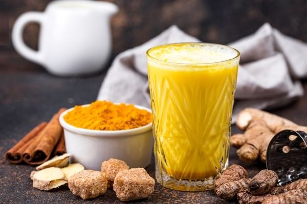 با شیر و زردچوبه خودتو بیمه کن! | معجزه نوشیدن شیر با زردچوبه برای سلامتی بدن