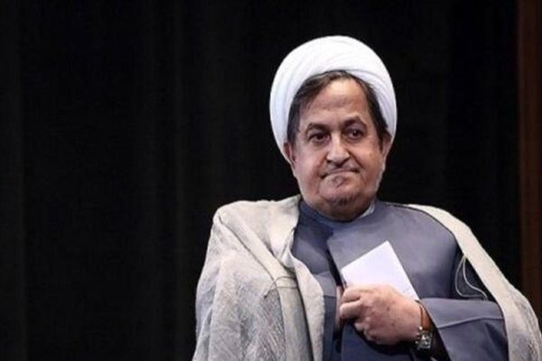 روحانی معروف با کت و شلوار و دستمال گردن در مراسم تشییع آتیلا پسیانی!+ویدئو 
