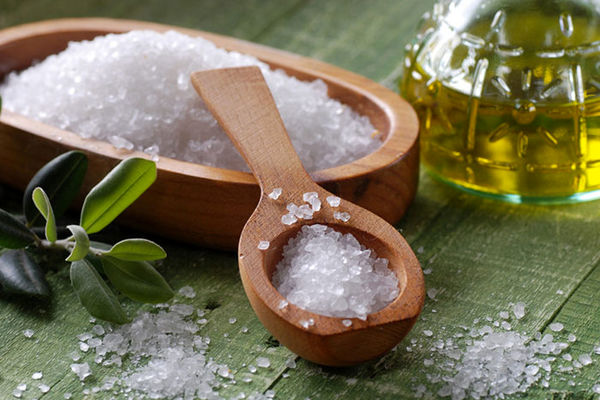 چه زمانی نمک را به غذا اضافه کنیم؟ 