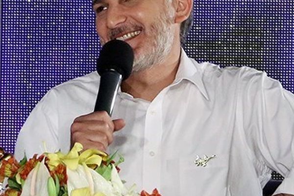 تصویر دورهمی خصوصی آقای بازیگر لو رفت | این مرد سن و سال دار پسر بیژن بنفشه خواه است؟