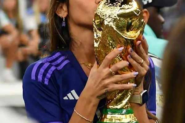 استایل خاص و خیره کننده همسر مسی در فیفا همه را شوکه کرد | ست کردن عجیب مسی با همسرش