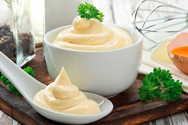 دیگه از بیرون سس مایونز نخر وقتی نصفش خالیه! | خودت با این روش استاد درست کردن سس مایونر میشی! | طرز تهیه سس مایونز در خانه 