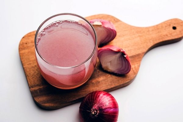 فواید بی شمار آب پیاز برای مو | با آب پیاز رشد موهای خود را چندین برابر کنید