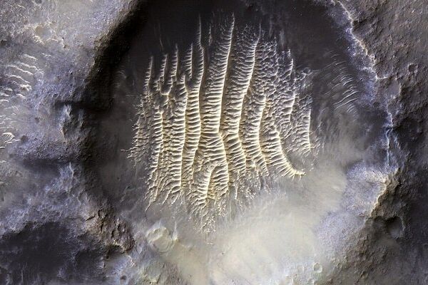 تصاویر دهانه های یخ زده مریخ منتشر شد