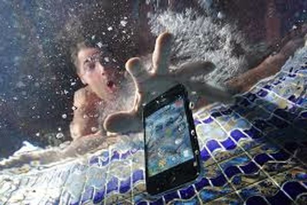 گوشی خیس را فقط در چهار مرحله خشک کنید 