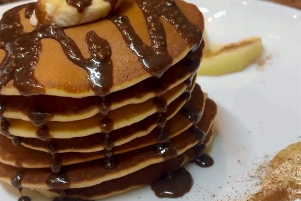 دیگه وقتشه یاد بگیری پنکیک رو به تمیزی و پفی هتل در بیاری! |  طرز تهیه پنکیک هتلی با پف فراوون! + ویدئو