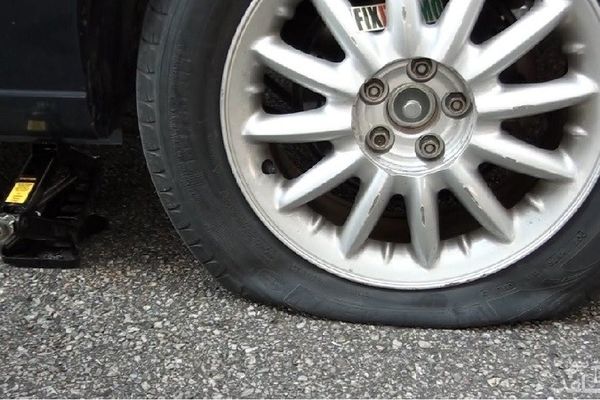 شیوه ساده و بدون امکانات برای پنچر گیری خودروی سواری یا ماشین سنگین +ویدئو 