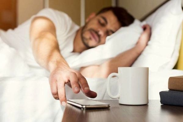 چگونه راحت و سریع از خواب بلند شویم؟ | با این روش دیگه کل روز کسل نمیمونی