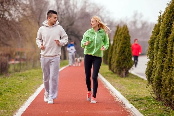 ۱۶ اشتباه‌ی رایج در پیاده‌روی که نباید آن‌ها را تکرار کنید