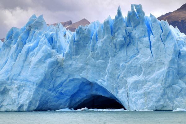 لحظه ترسناک پرت شدن یک قطعه یخچال طبیعی در آب! + ویدئو