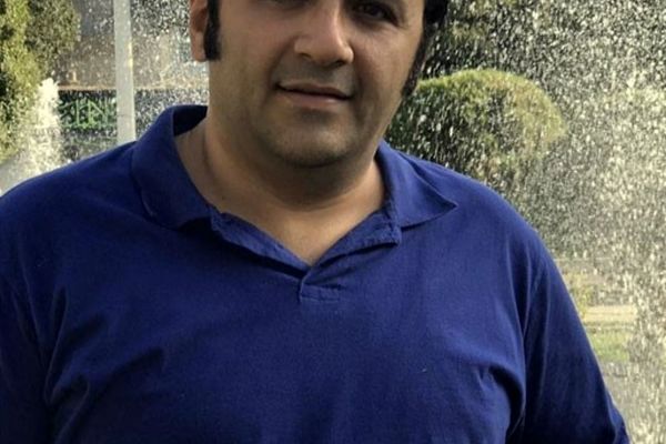 گریه پسران شهرام عبدلی بر جنازه پدر | این زن شکسته همسر شهرام عبدلی است 