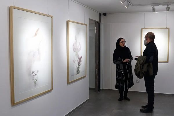 مصاحبه با فرناز رضایی درباره نمایشگاه «انتزاع مسطور» در گالری مژده