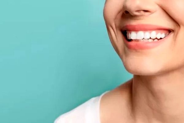 در کمتر از 3 دقیقه دندان‌هایتان را در خانه با روشی کاملا طبیعی سفید کنید