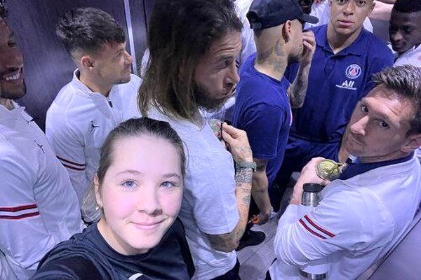 سلفی غیرمنتظره یک دختر با ستاره‌های فوتبال در آسانسور خبرساز شد!