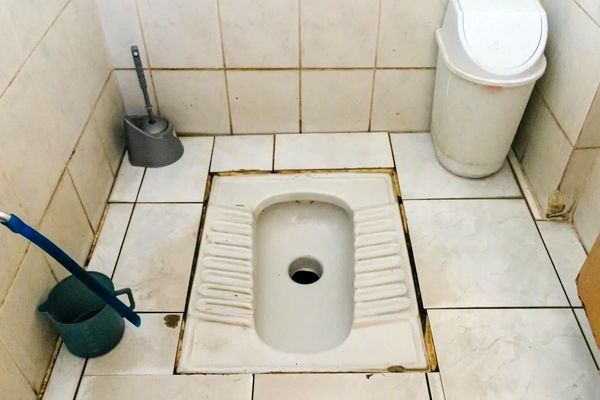 این هفت کار رو توی دستشویی انجام نده! | حقایقی که درباره دستشویی رفتن نمی‌دانستید 