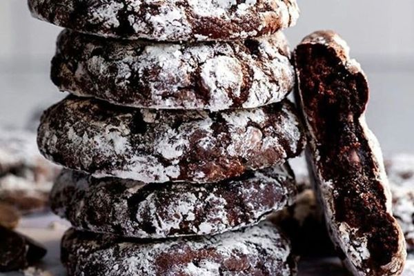 طرز تهیه کیک کوکی کرم دار | این کیک بهترین گزینه برای عصرانه 