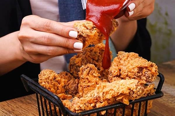 هر چی مرغ سوخاری خوردی بذار کنار این روشو امتحان کن! | طرز تهیه مرغ سوخاری فوری و خوشمزه با خامه! + ویدئو