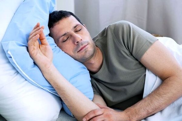 چرا در خواب عرق می‌کنیم؟ | عرق کردن در خواب نشانه چیست؟