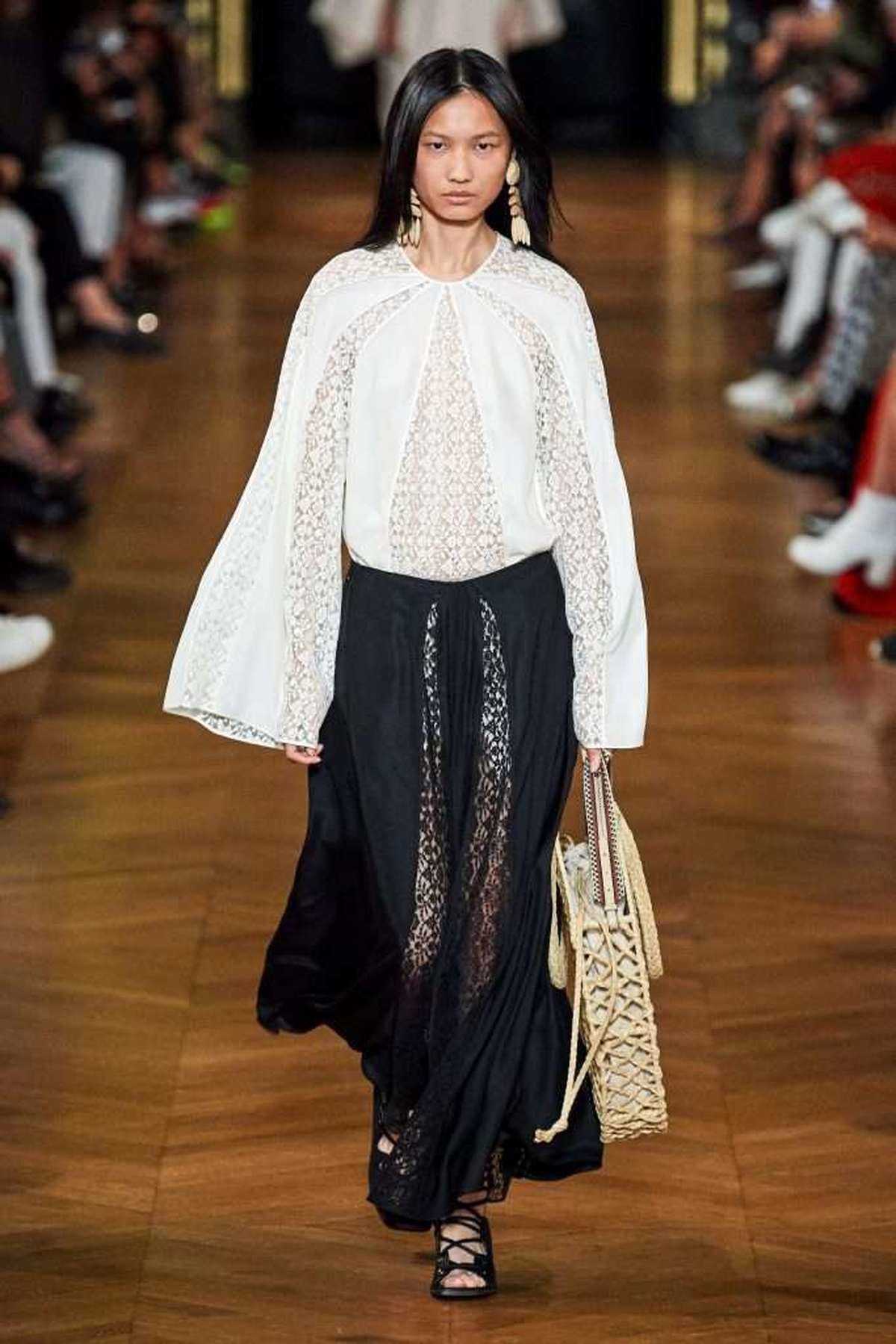 آغاز جنجالی هفته مد پاریس غوغا کرد | تغییر رنگ لباس با گرما و اشعه UV ! + ویدئو