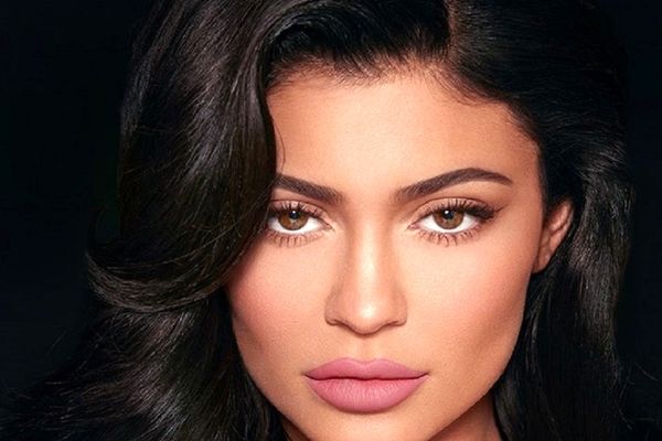 کایلی جنر و دختر ۶ ساله اش در فشن شوی برند ژاکموس | مادر و دختر فشن مورد انتقاد قرار گرفتند 