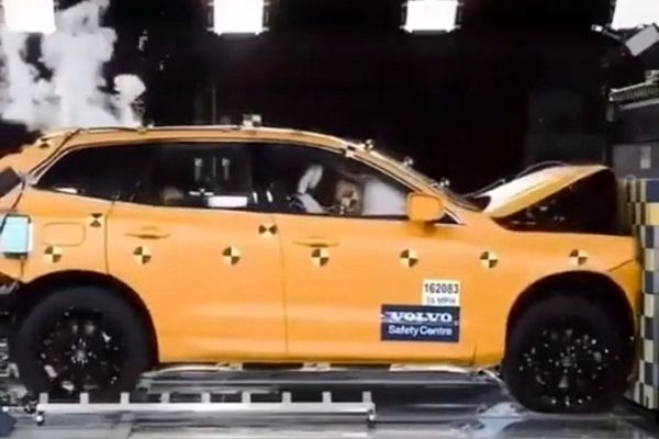 ویدئوهایی از اجرای تست‌های تصادف ترسناک خودرو ولوو XC90 در کارخانه+ویدئو