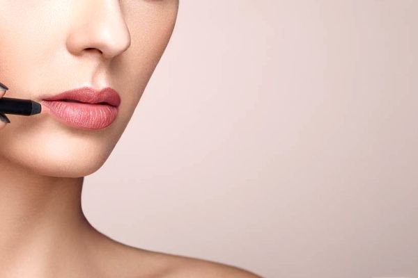 خودت تو خونه لباتو و برجسته کن | با یک قاشق دارچین لباتو برجسته کن 