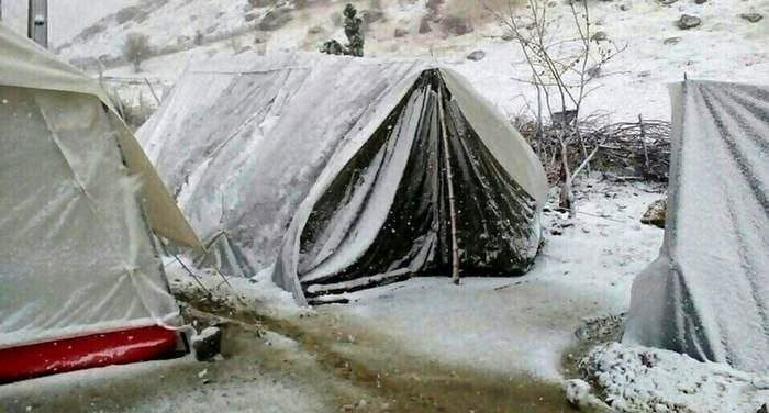 جان باختن زلزله زدگان | مادر و پسر زلزله زده خویی در چادر جان باختند