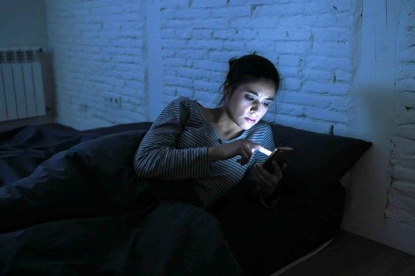 بلایی که یک شب نخوابیدن بر سر مغزتان می آورد | پیر شدن  چندین ساله ی مغز در یک شب 