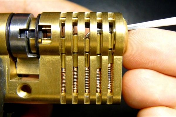 سارقین حرفه‌ای بدون کلید اینطوری قفل رو باز می‌کنند! + ویدئو