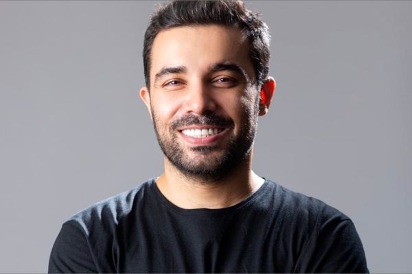 هومن خیاط کیست؟ | بیوگرافی هومن خیاط، دوبلور خوش صدا و بازیگر با استعداد