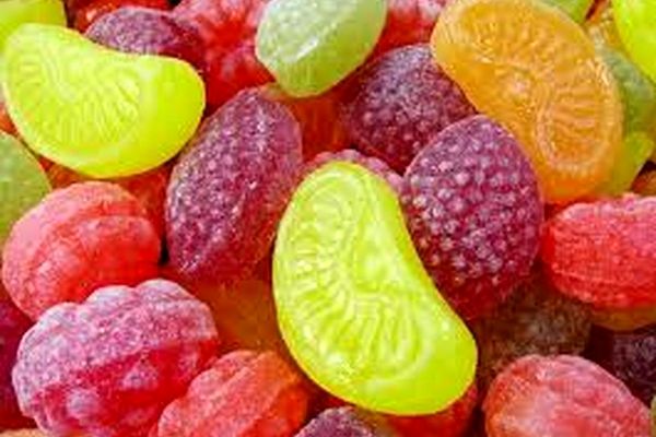 به هیچ وجه خوراکی زمین افتاده را نخورید | با یک فوت هیچیش تمیز نمیشه حتی بدتر هم میشه! | از پای سوسک تا موی بدن بهش می‌چسبه! + ویدئو