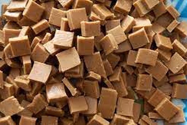 طرز تهیه آبنبات شیری خانگی | این شکلات خوشمزه مغزدارو خودت تو خونه درست کن