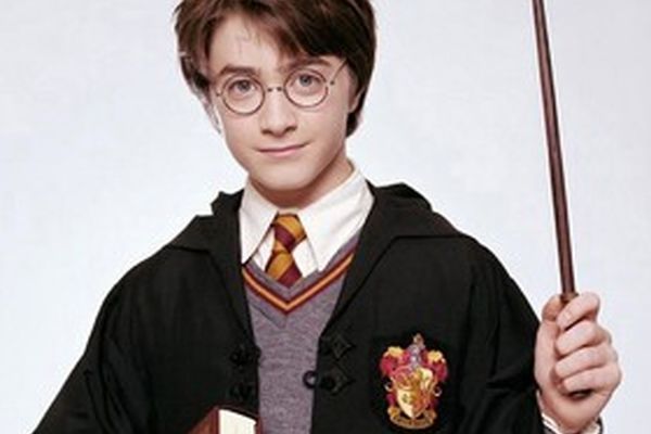 این زن هنرمند از هوش مصنوعی و توصیف‌های کتاب‌های هری پاتر برای خلق چهره‌های شخصیت‌ها استفاده کرد و متوجه شد که چقدر اقتباس سینمای هری پاتر شبیه اثر هوش مصنوعی شده!