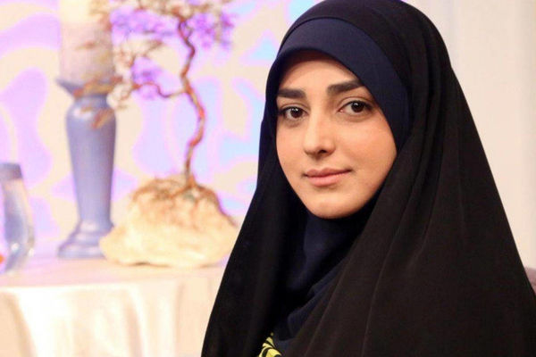 مجری چادری تلویزیون چادر از سرش برداشت | عکس بدون چادر ستاره سادات قطبی سوژه رسانه ها شد 