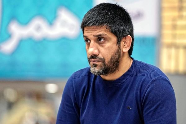 شوخی علیرضا دبیر به دیر آمدن حسن یزدانی جنجالی شد !+ویدیو 