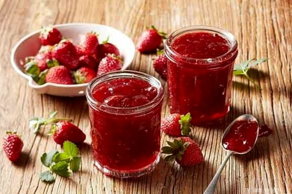 با این روش‌ها در محکم‌ترین شیشه مربا را هم می‌توانید به راحتی باز کنید| تکنیک‌های آسان برای باز کردن شیشه مربا