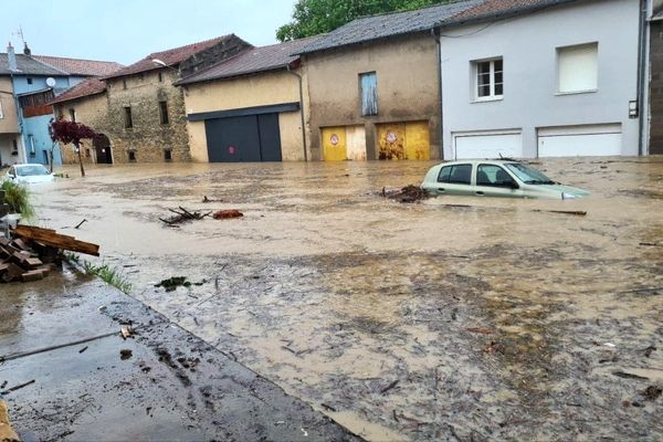کرال پشت در سیل مشهد! | مردم در خیابان‌های مشهد شنا می‌کنند!+ویدئو 
