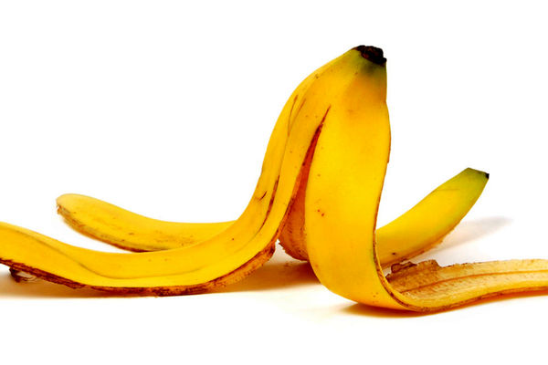 با پوست موز پوستت را در خانه بوتاکس کن | تاثیرات عجیب پوست موز بر روی پوست صورت که تابحال نمیدانستید 