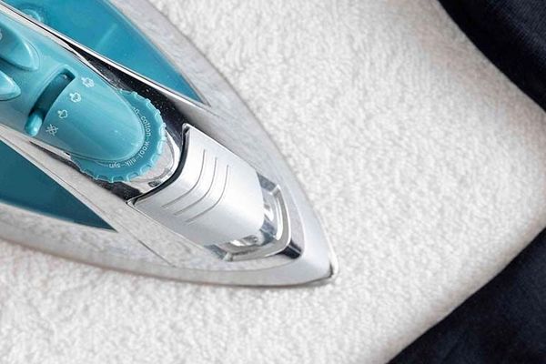 ترفندی کاربردی و خاص برای پاک کردن برق اتو از پارچه | این روش را حتما امتحان کنید