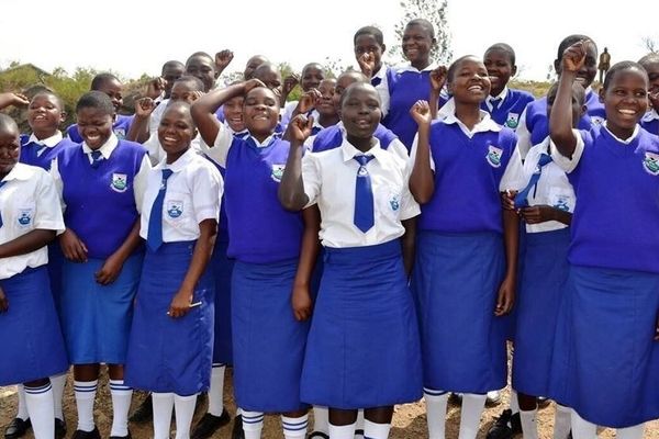 دختران این مدرسه زامبی شدند | بیماری مرموز دختران این مدرسه را ا  پا درآورد 