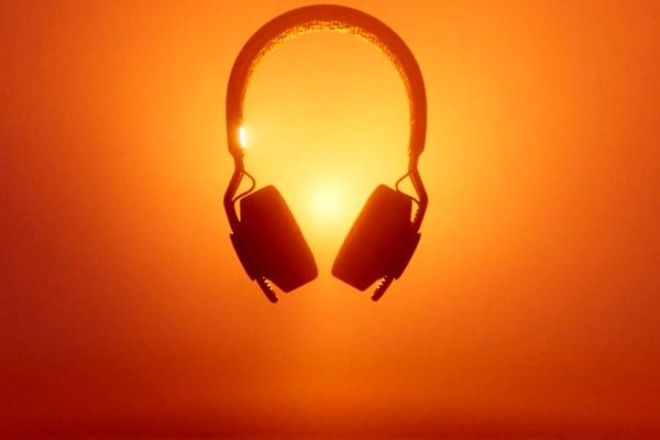 آدیداس از یک هدفون بی‌سیم خورشیدی رونمایی کرد | امکان شارژ با نور طبیعی و مصنوعی