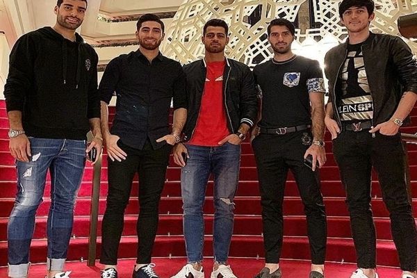 فوتبالیست ها و همسرانشان در کنار هم | عکس لو رفته از همسر سعید عزت الهی 